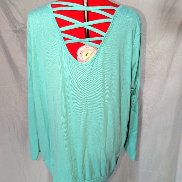 Active wear top with lattice back detail - Picture 3 of 4